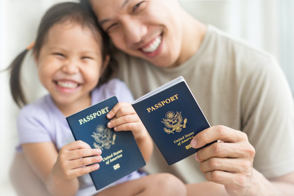 Los hijos/as que residen fuera de Estados Unidos pueden obtener la ciudadanía bajo la Sección 322 de la INA.