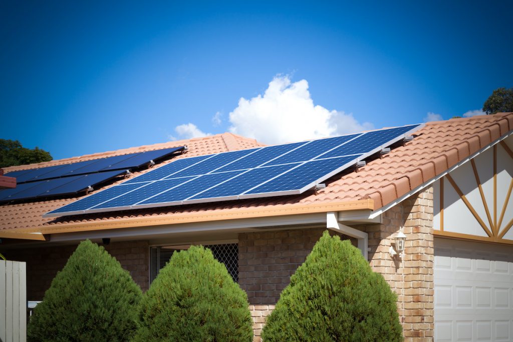 Uno de los beneficios es el de instalar paneles solares en el techo de su casa.