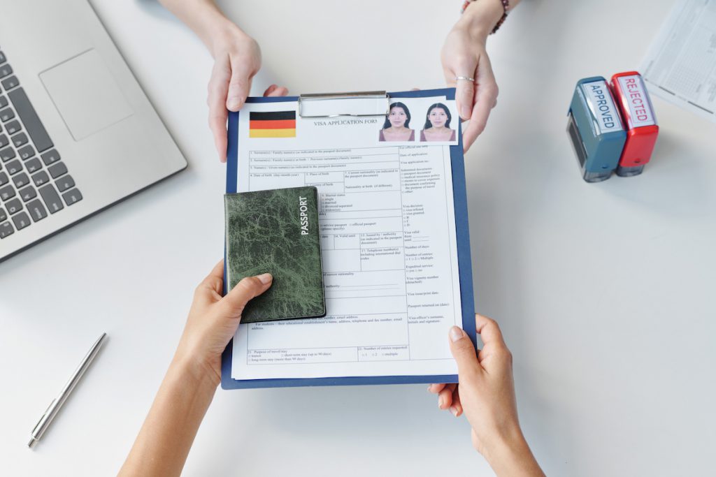 Para poder modificar su nombre o género en la visa americana, deberá primero modificar su pasaporte en el país de origen.