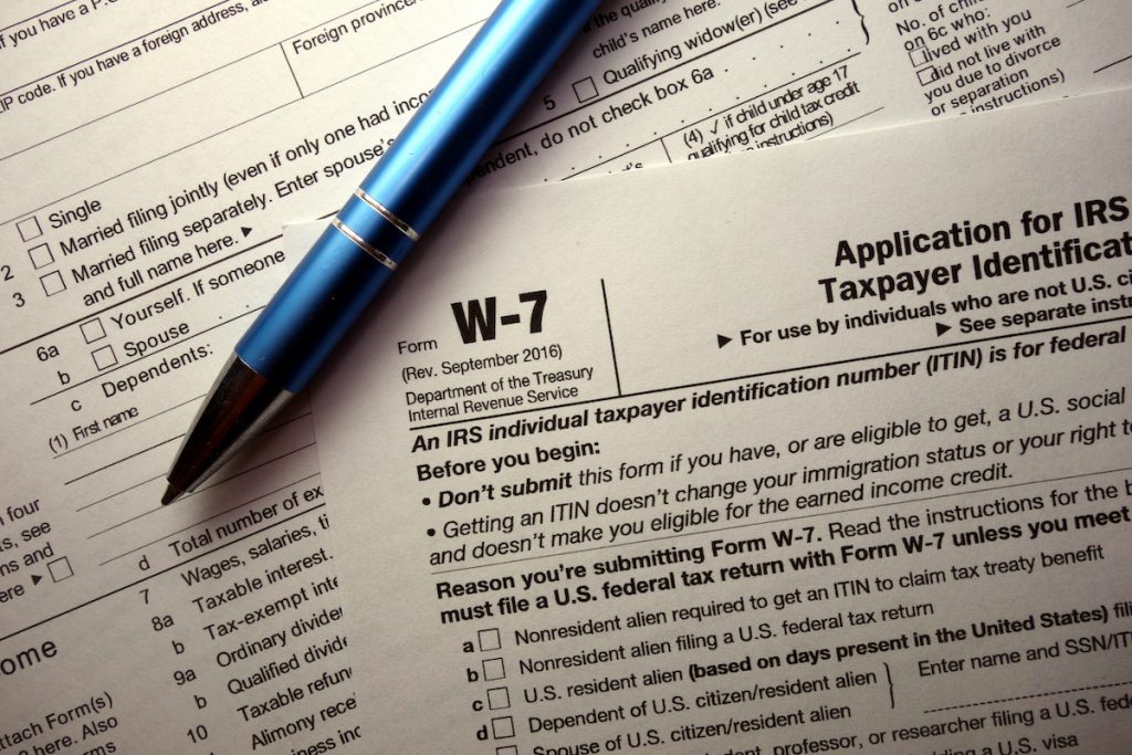 Para la solicitud del ITIN, deberás completar el formulario W-7 y enviarlo al IRS junto con tus documentos oficiales. 