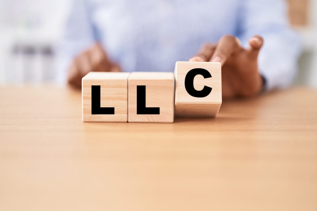 LLC (Limited Liability Company) por sus siglas en inglés o Compañía de Responsabilidad Limitada.