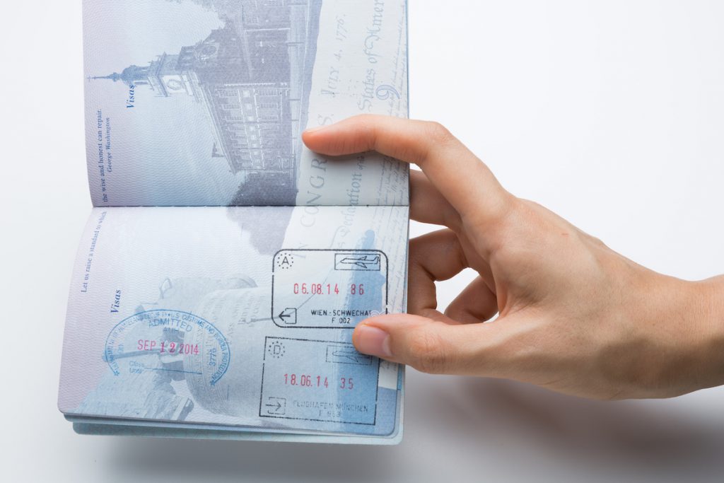 En la aduana se estampa un sello en tu pasaporte donde indica hasta cuándo te puedes quedar en Estados Unidos “Admit Until Date”.