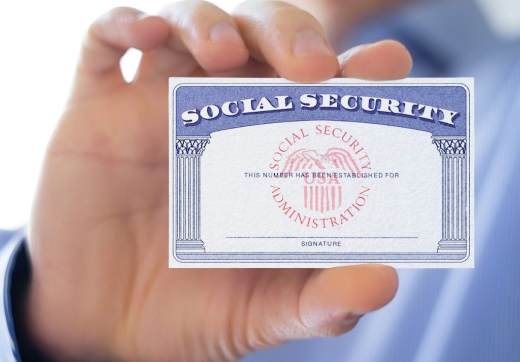 Algunos scammers te llevan por un falso proceso de selección y pueden llegar a robarte tu número de seguro social. 