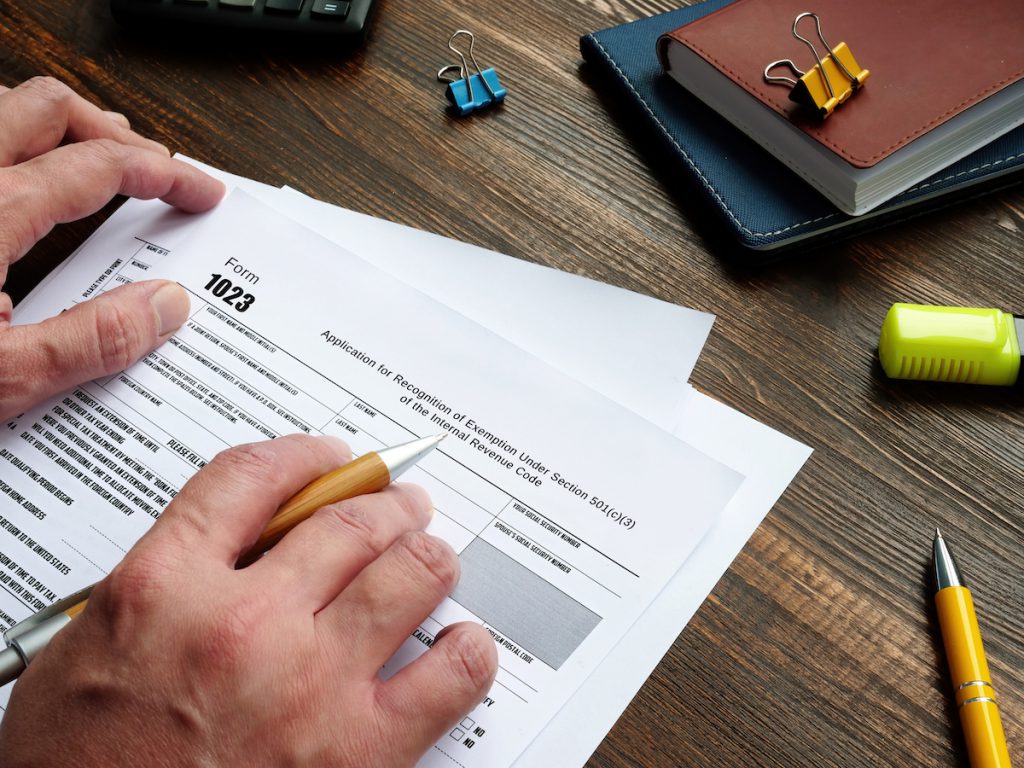 Para solicitar la exención de impuestos debes presentar ciertos documentos, entre ellos, el formulario 1023.
