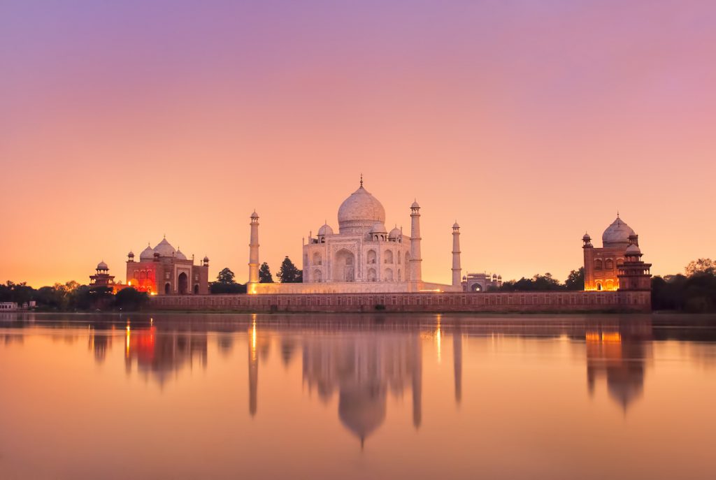 El Taj Mahal es el monumento construido en Agra, India. 