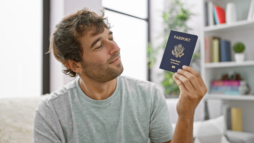 Si estás fuera del país puedes comunicarte con el Consulado o Embajada de USA para ver cómo corregir tu pasaporte.
