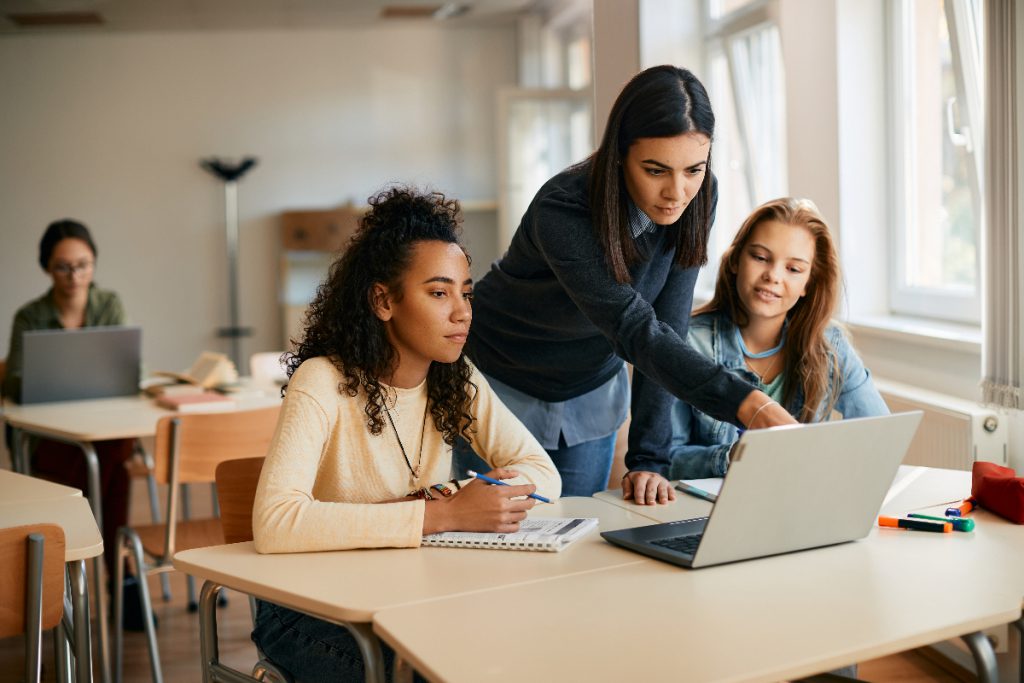 Puedes obtener tu GED o diploma de educación secundaria para continuar tus estudios o tener mejores opciones laborales. 